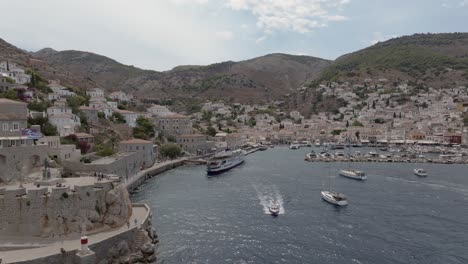 Acercándose-Al-Puerto-De-Hydra-En-La-Isla-Hydra,-Grecia