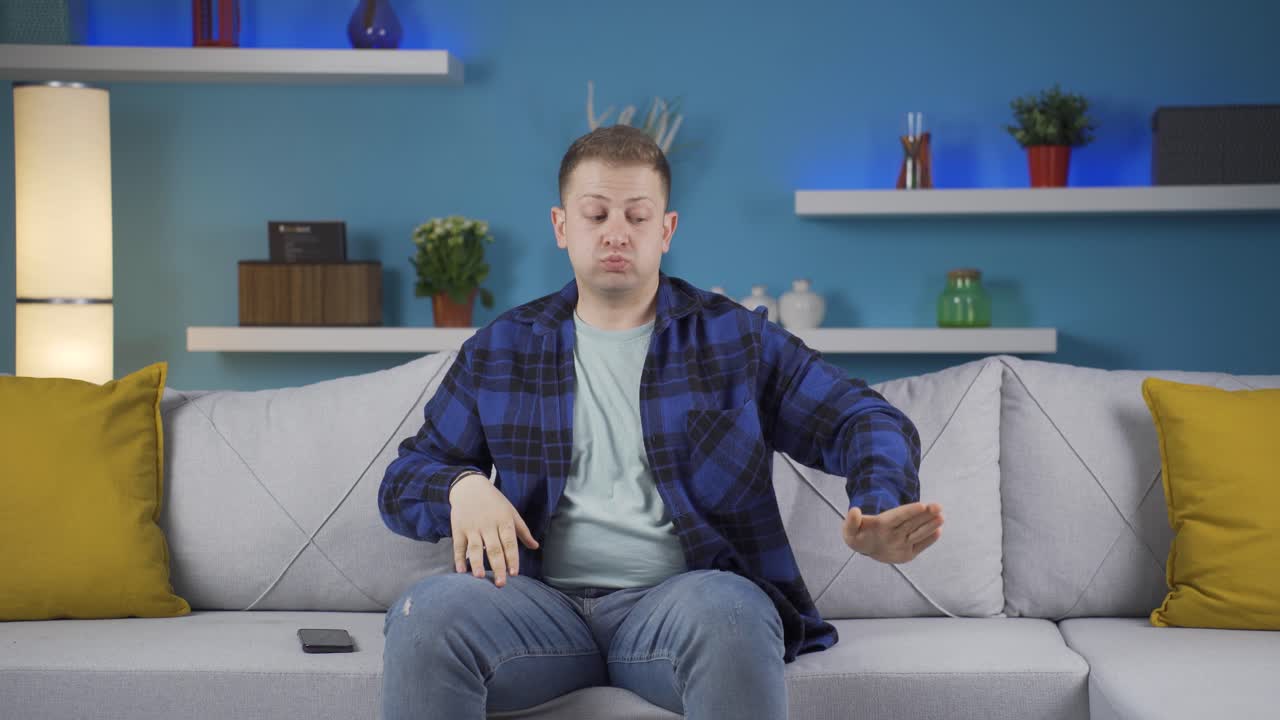 Uomo felice che balla, pieno di gioia