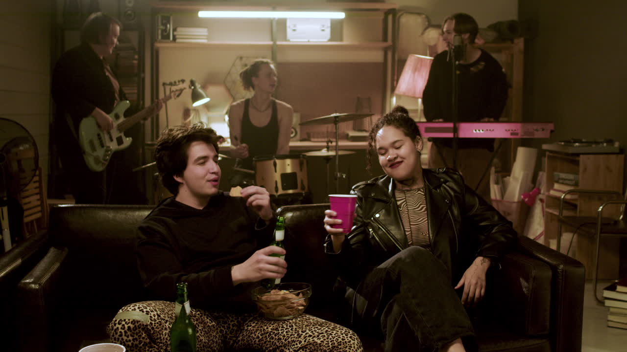 cantante y músico hablando mientras bebe.