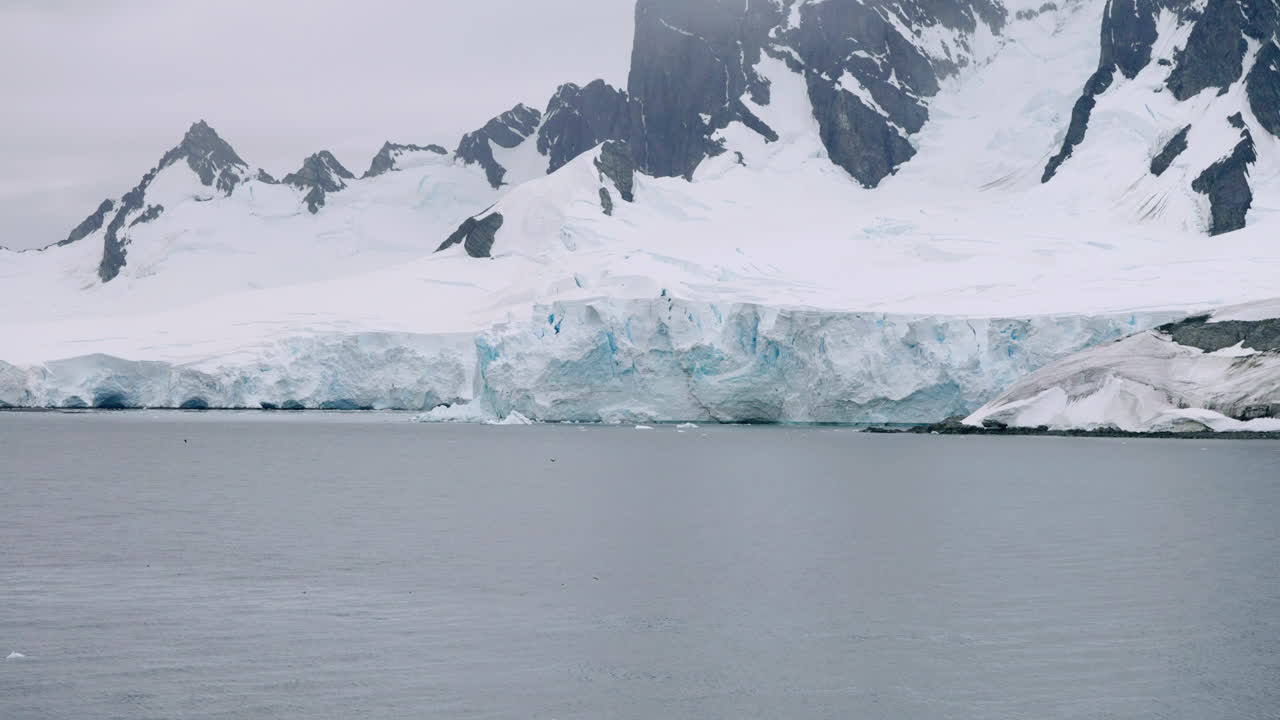 Vista panorâmica de paisagem de icebergs na Antártica em Portal Point, Antártica. Vídeo em câmera lenta.
