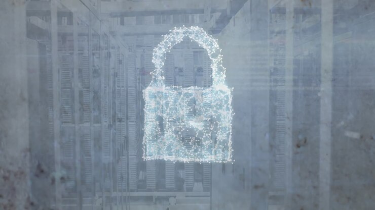 Animazione di una rete di connessioni che formano un'icona cloud e un'icona di scudo di sicurezza su sfondo di una sala server