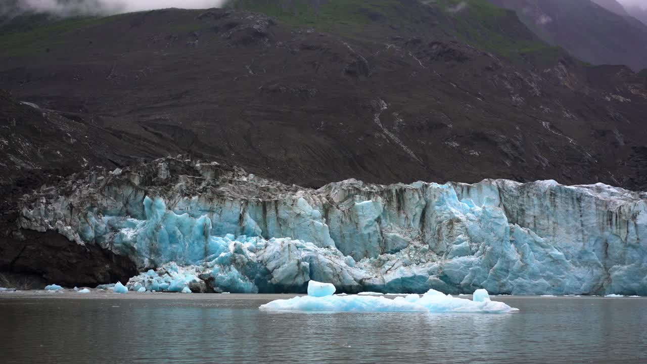 derretimiento de la pared del glaciar y bloques de hielo hollín everfrost