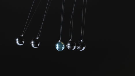 newtons cradle moving