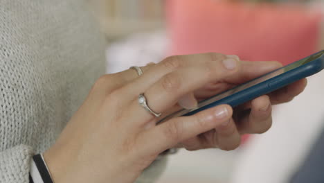 Nahaufnahme-Der-Hände-Einer-Jungen-Frau,-Die-Ihr-Smartphone-Nutzt,-Um-SMS-Zu-Schreiben-Und-Nachrichten-Zu-Schreiben,-Die-über-Eine-Online-Verbindung-Zur-Mobiltelefonkommunikation-Surfen