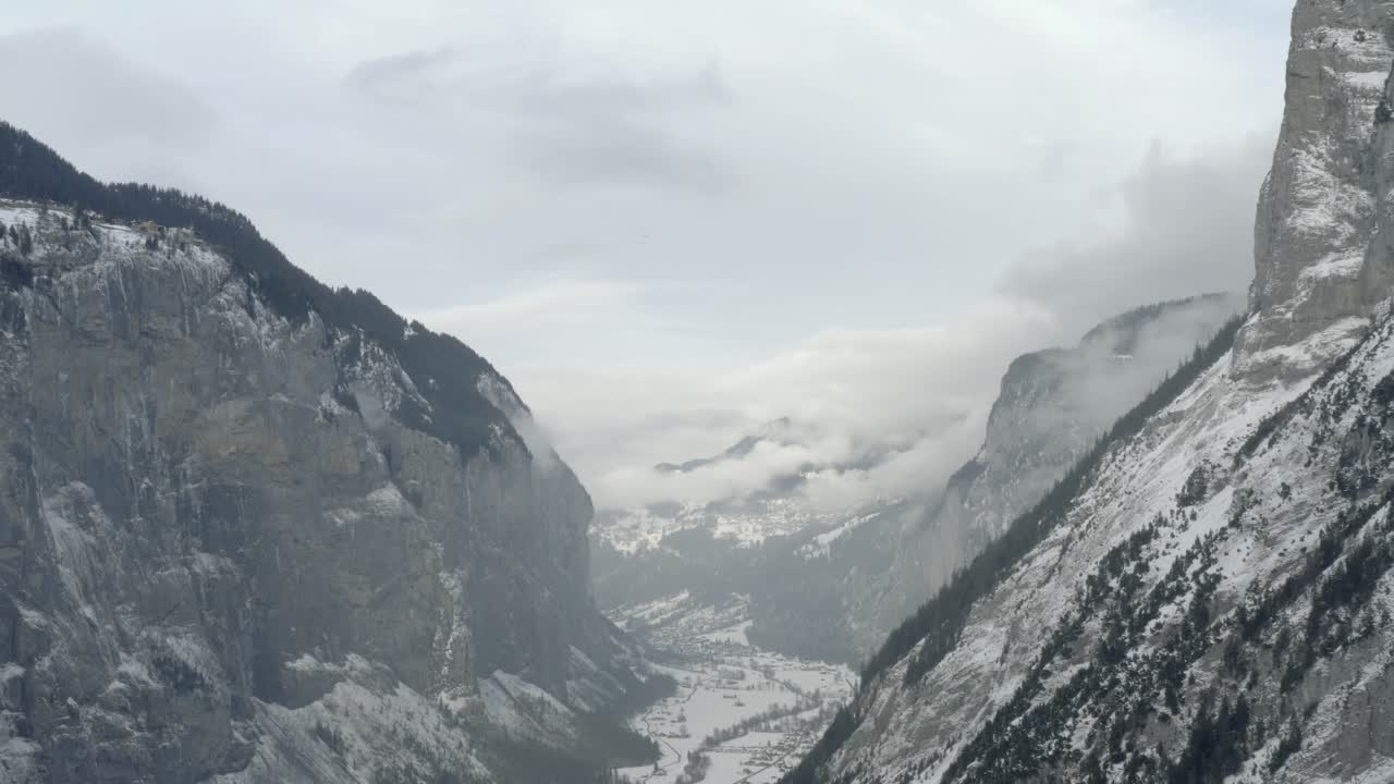 Imagens Aéreas de Drone de Lauterbrunnen cercado pela Montanha Eiger nos Alpes Suíços