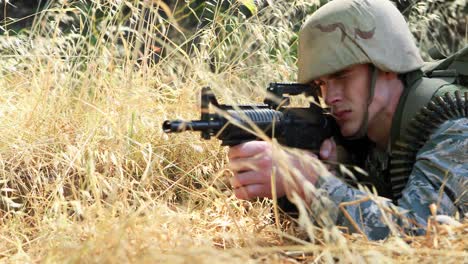 soldado militar durante un ejercicio de entrenamiento con armas