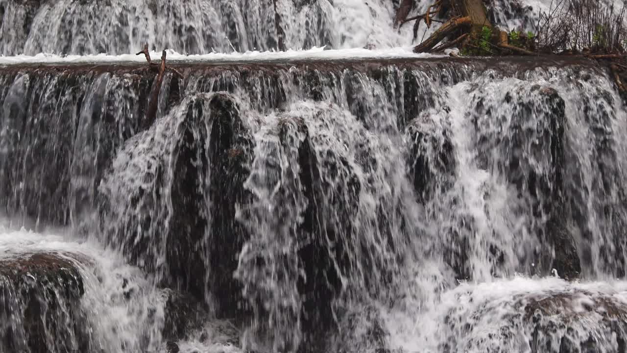 Slowmotion-video af det terrasserede skovvandfald Dokuzak i Strandzha-bjergene nær Burgas, Bulgarien.