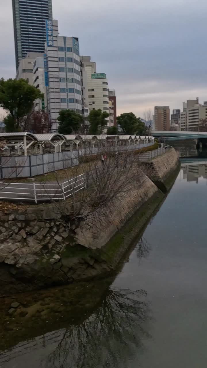 time-lapse de un paisaje urbano reflejado en el agua tranquila