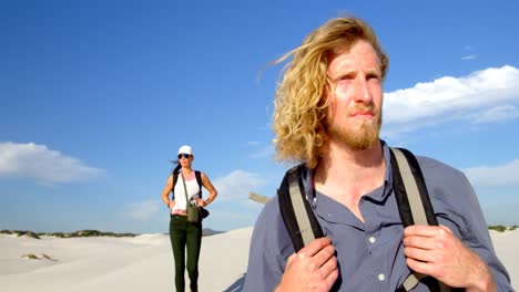 pareja caminando en el desierto 4k