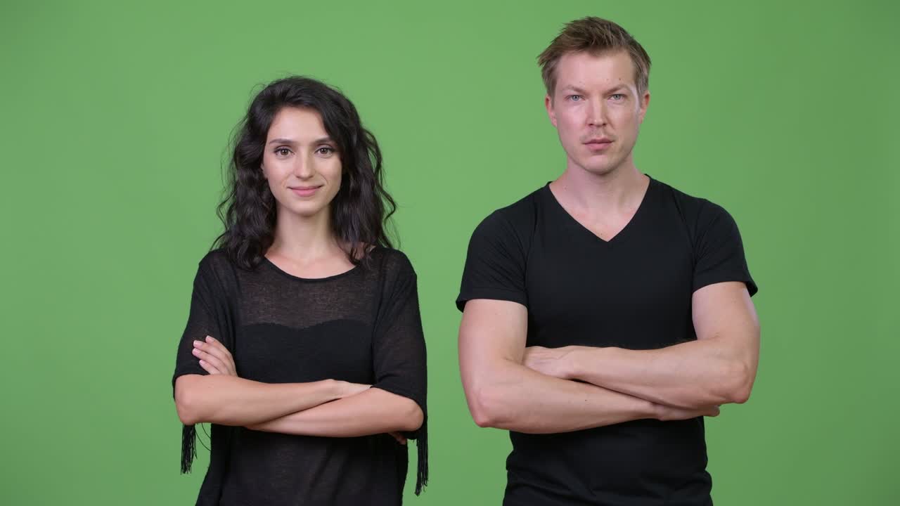 pareja joven con los brazos cruzados juntos