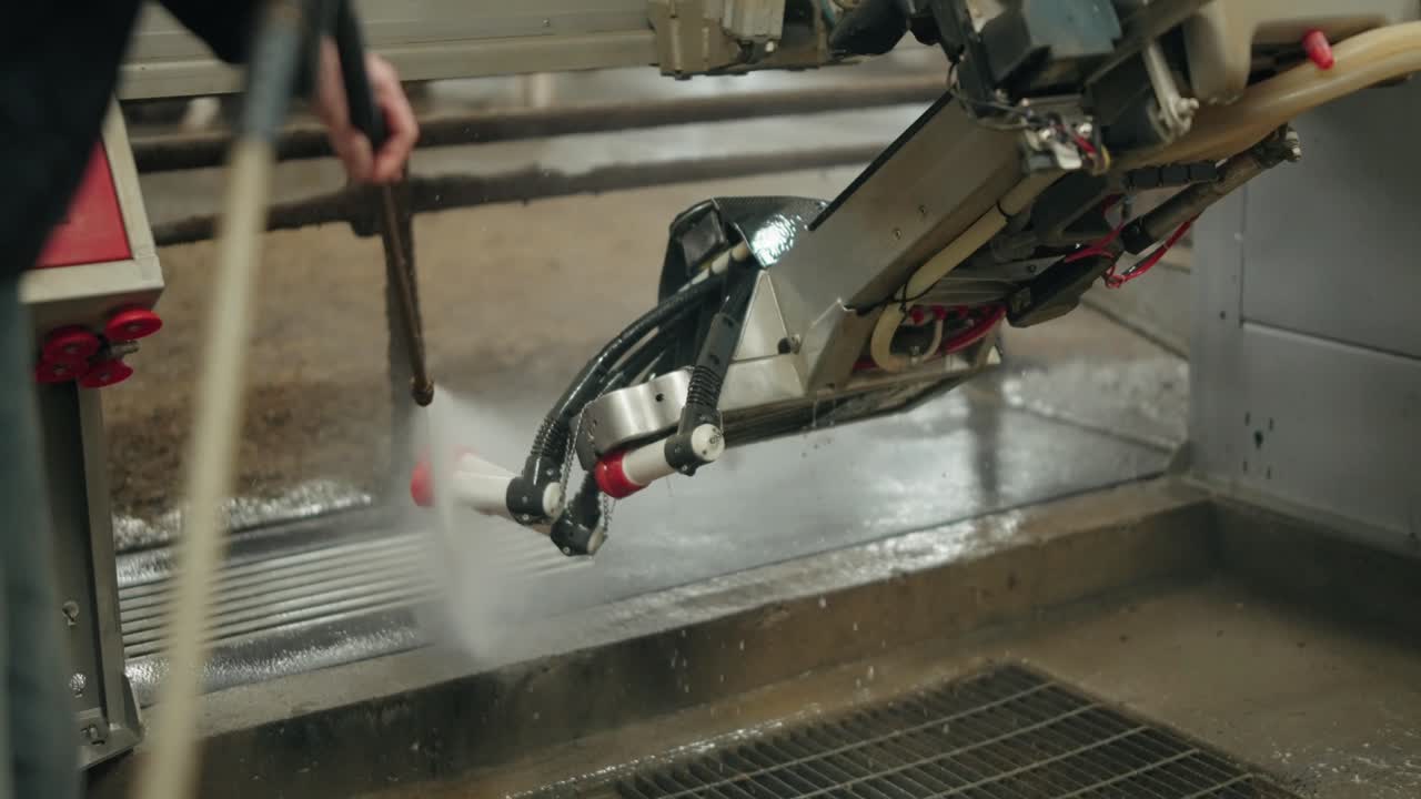 낙농장에서 압력 세척기로 젖소 착유기 세척