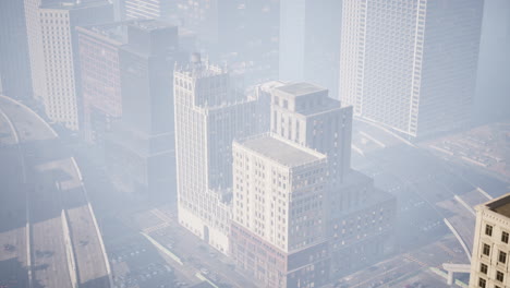 rascacielos cubiertos por la niebla matutina