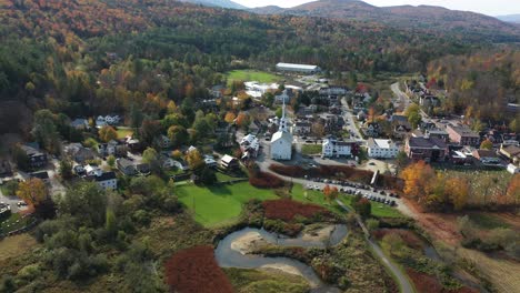 Vista-Aérea-De-Stowe,-Pequeña-Ciudad-En-El-Campo-De-Vermont,-Estados-Unidos