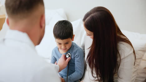 Médico,-Estetoscopio-De-Un-Médico-Con-Una-Madre