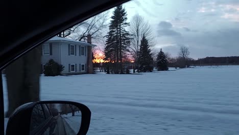 Schöne-Aussicht-Auf-Die-Verschneite-Landschaft-Im-Südosten-Von-Michigan-An-Einem-Sonnigen-Tag-Vom-Auto-Aus-In-Den-USA