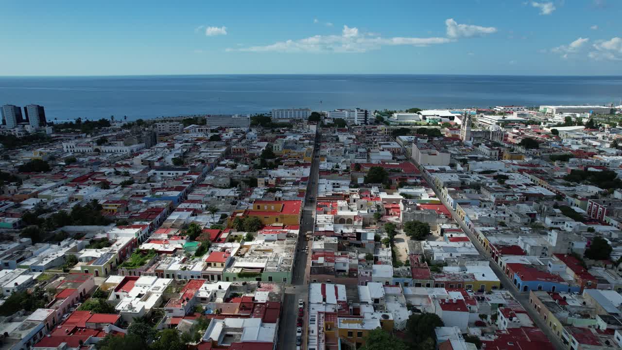 tomada de avión no tripulado de la calle principal de campeche en méxico