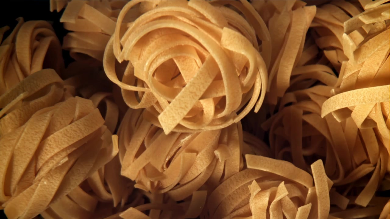 Primo Piano di Nidi di Tagliatelle Secche con Zoom Indietro.