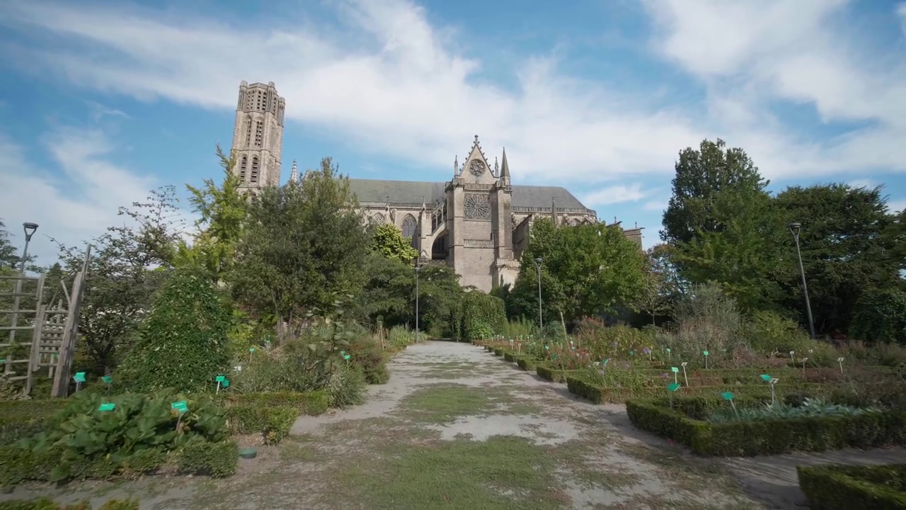 Kathedraal van Limoges en de botanische Jardin de l'Evêché in Frankrijk, vastgelegd vanuit een luchtdroneperspectief met de gotische architectuur, bomen en het tuinpad