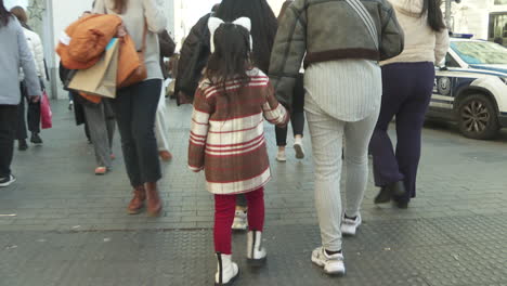 personas caminando por una calle de la ciudad