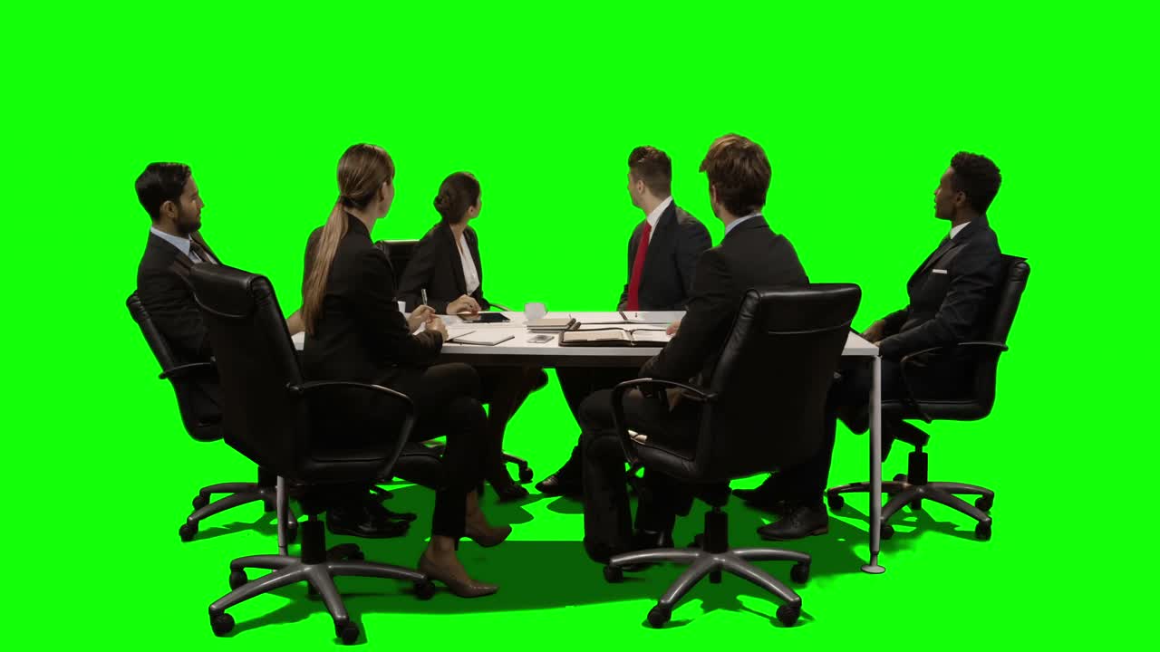 비즈니스 임원 들 이 회의 에서 논의 하는 팀