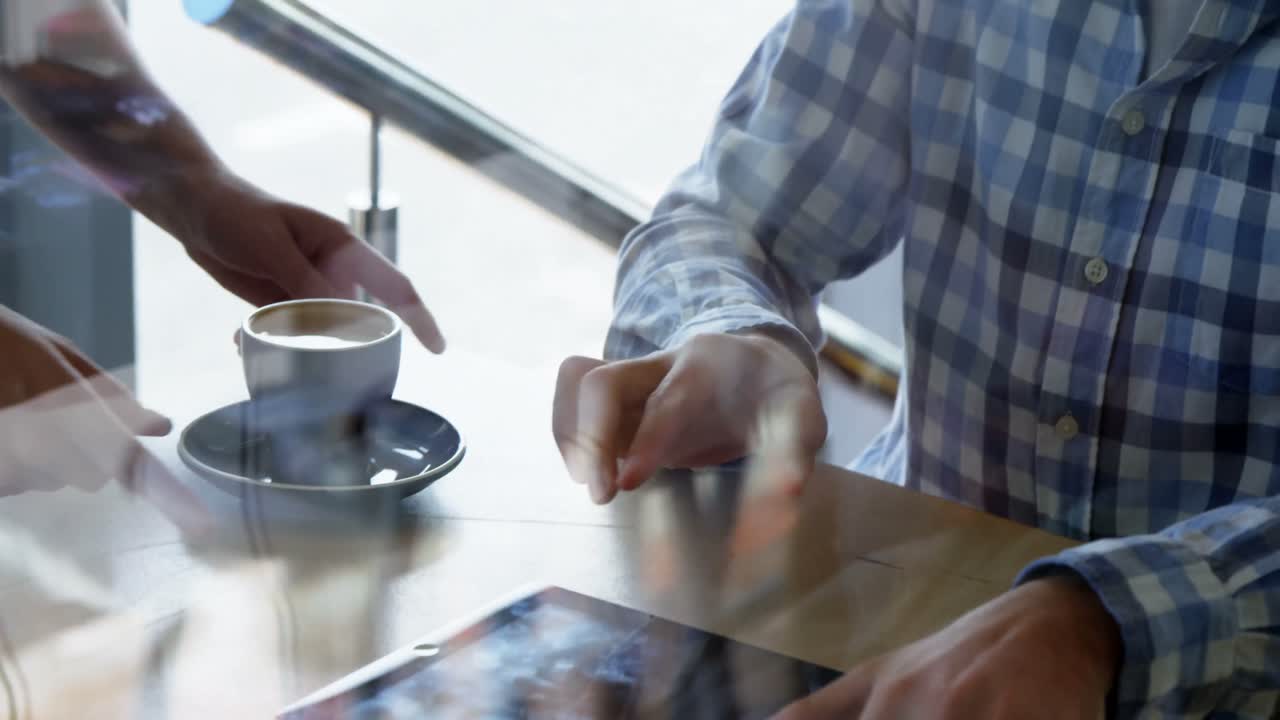 웨이터가 젊은 스터에게 커피를 가져오고 있다