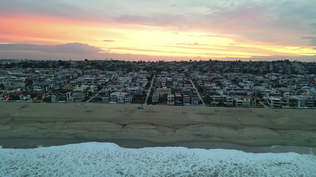 맨해튼 해변 근처의 해안 지역의 평온한 공중 풍경
