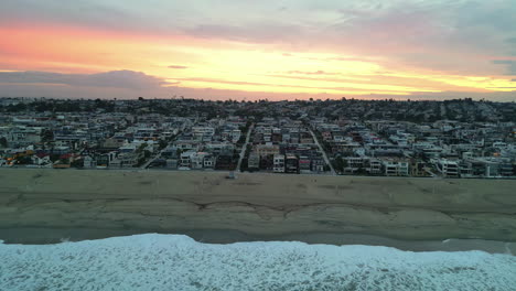 Ruhige-Luftaufnahme-Eines-Küstenviertels-In-Der-Nähe-Von-Manhattan-Beach