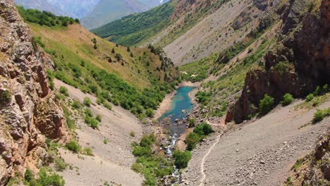 узкий водный пейзаж реки пскем в скалистых ущельях национального парка угам-чаткал в узбекистане