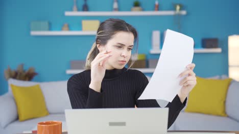 mujer joven emprendedora que trabaja en una oficina en casa trabajando enfocada y seria.