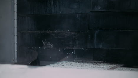 puertas horizontales de la puerta de lavado con gotas de agua caliente que caen