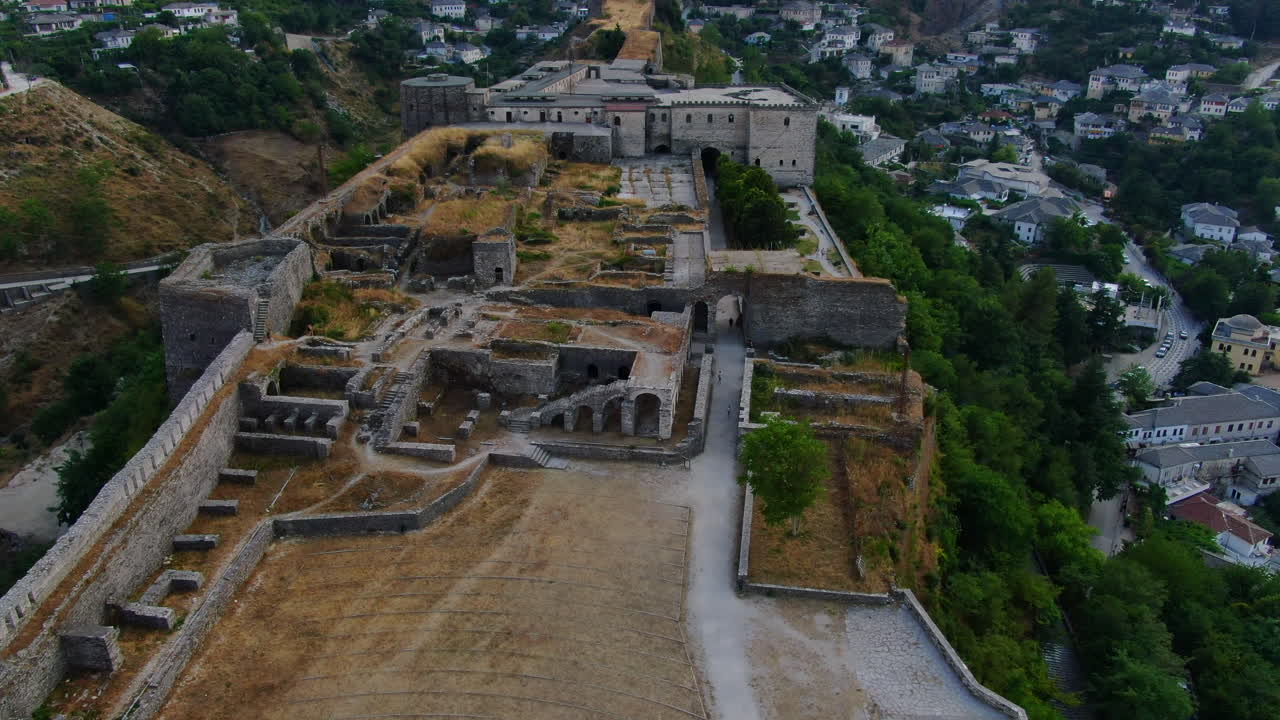 drone disparó 4k del reloj del castillo de gjirokastra