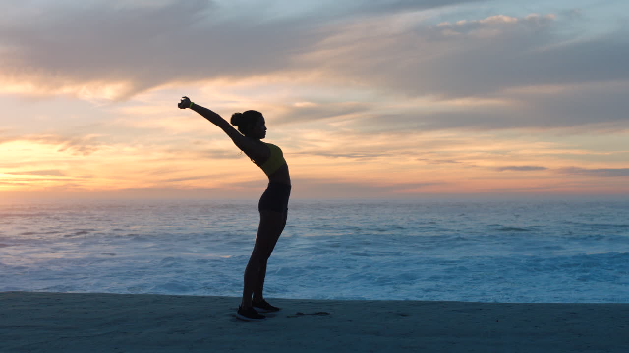 una atleta femenina en forma y fuerte estirándose antes
