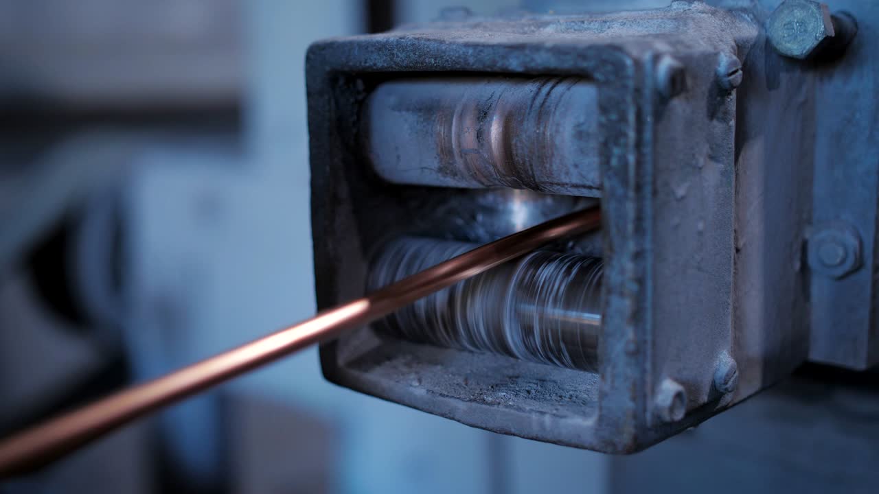 클로즈업 구리 와이어는 케이블 공장에서 드로잉 프로세스를 위해 롤로 제공됩니다.