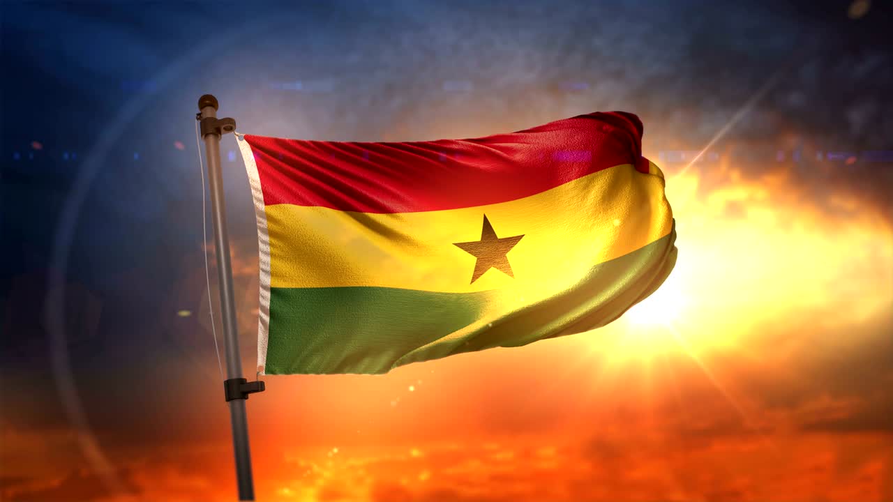bandera de ghana retroiluminada en el hermoso amanecer bucle cámara lenta 4k