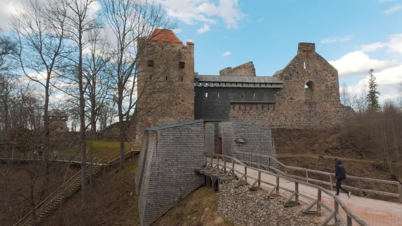 ruinas del castillo medieval de sigulda, letonia