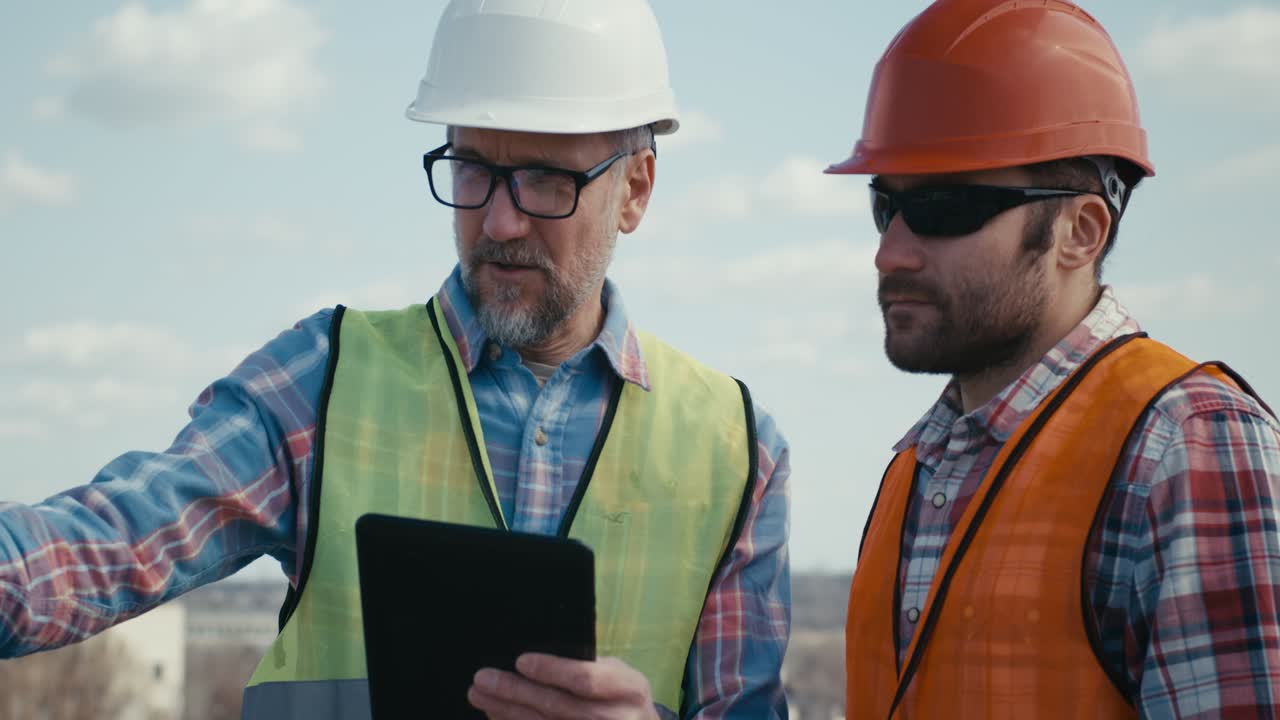 profesionales de la construcción discutiendo el proyecto en la tableta