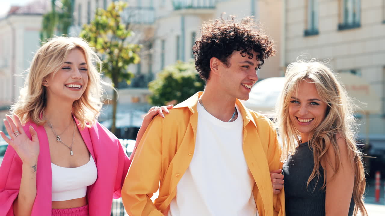 Glückliche Freunde im Freien