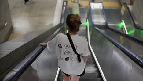 Weibliche-Reisende-In-Bangkok,-Thailand,-Die-Die-Rolltreppe-Hinunter-Zur-U-Bahn-Fährt