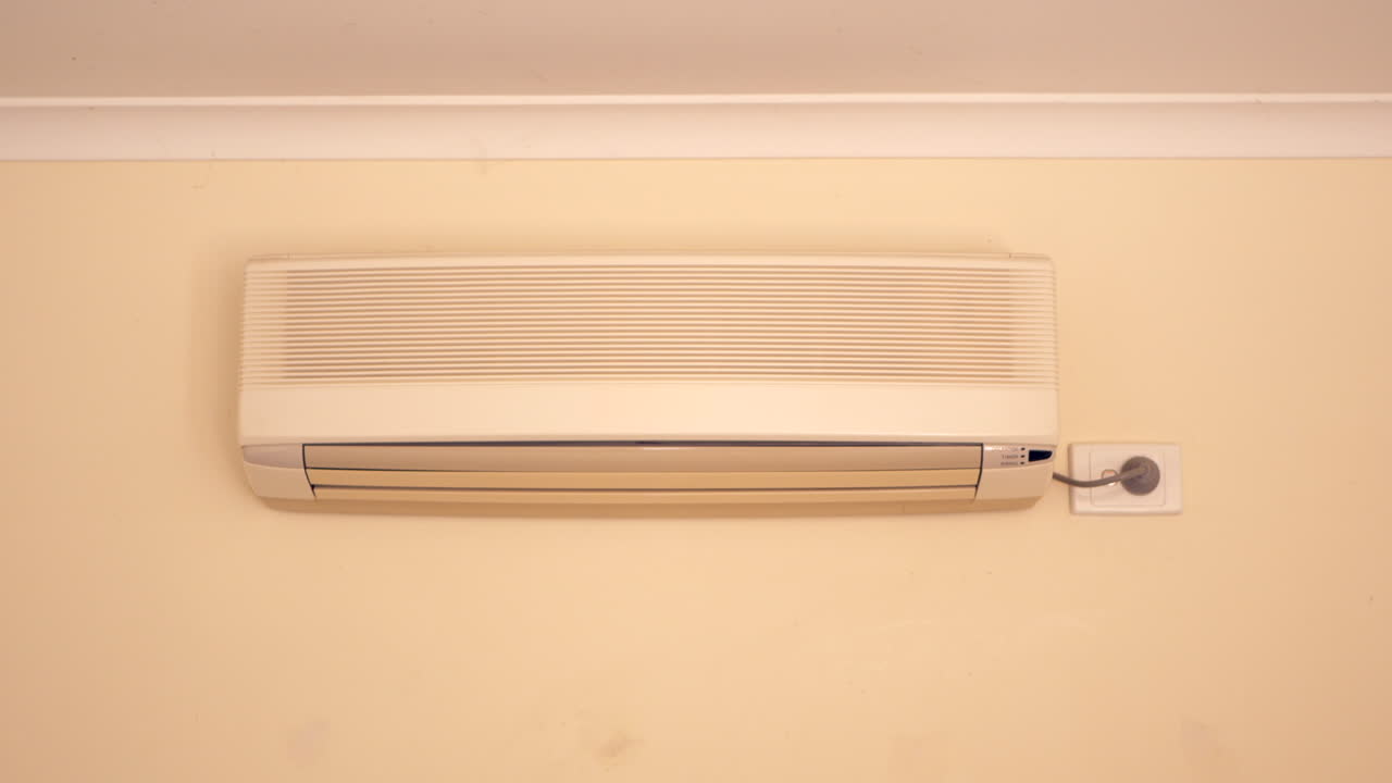 vista frontal de un acondicionador de aire montado en la pared que se apaga