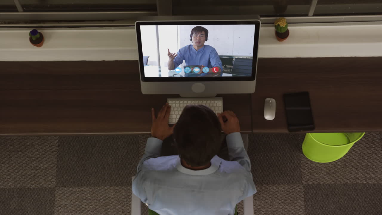 Vista dall'alto di un uomo in videoconferenza