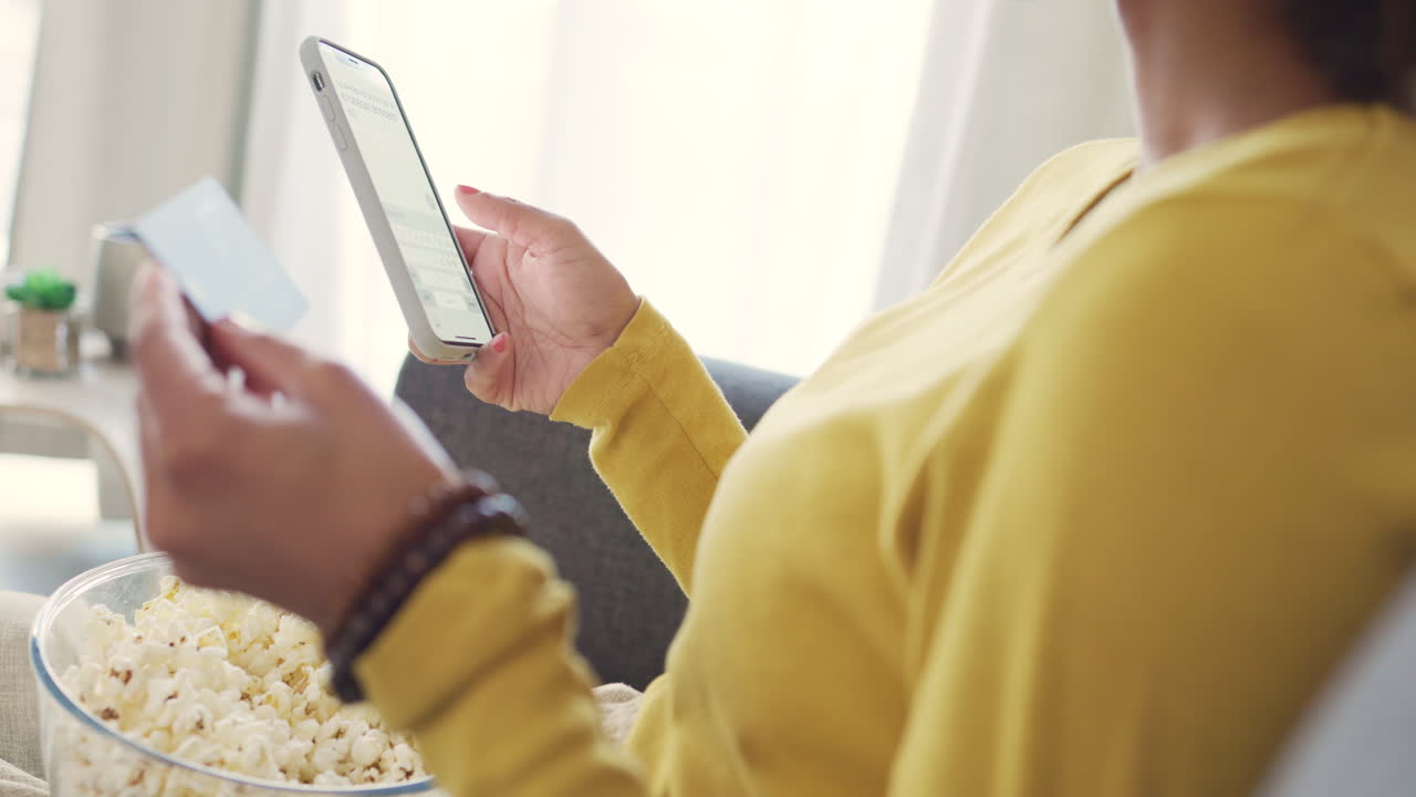 온라인 스트리밍 서비스를 이용해 돈을 지불하는 여성