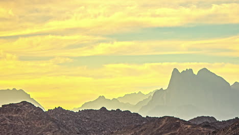 timelapse del amanecer sobre las siluetas de las montañas