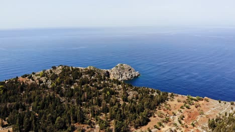 malerische aussicht auf asos an der westküste von kefalonia, griechenland - luftaufnahme