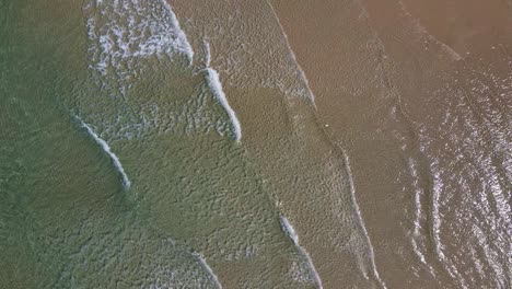 Pequeñas-Olas-Rompen-Lentamente-En-Una-Vista-Aérea-De-La-Playa