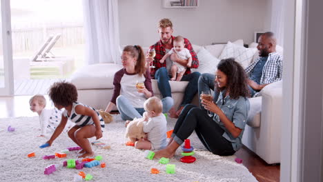 amigos con niños pequeños jugando y socializando en casa