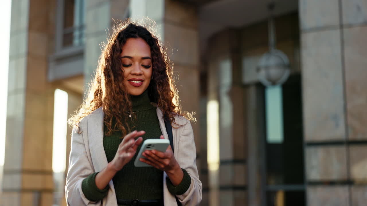 donna d'affari, digitazione e telefono in città