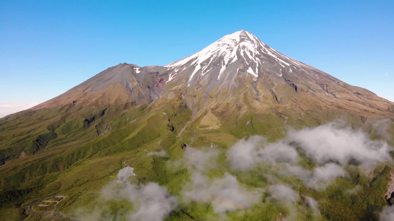 avión no tripulado vuela por encima de las nubes de niebla alrededor de la cima del enorme volcán de nueva zelanda