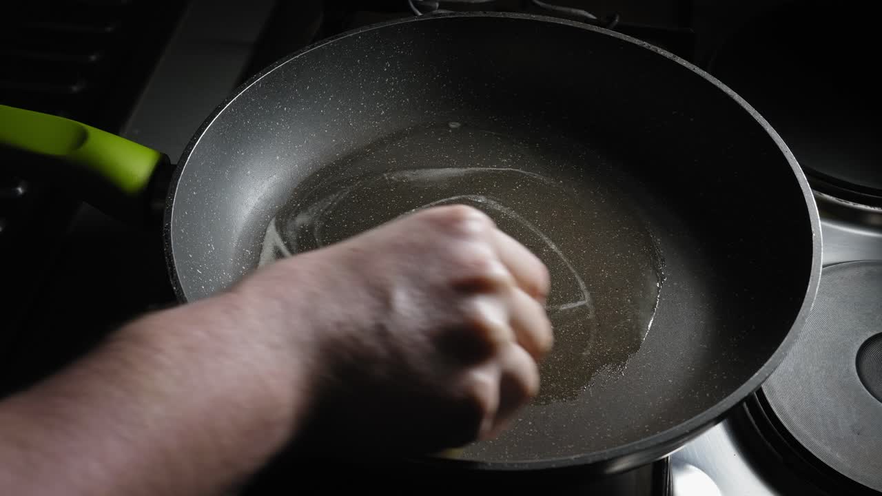 뜨거운 철판에 버터를 바르고 신선한 계란과 샴피뇽 조각을 넣고 요리합니다.