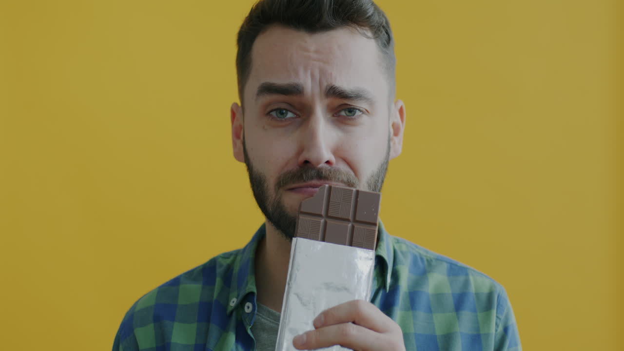 hombre comiendo chocolate