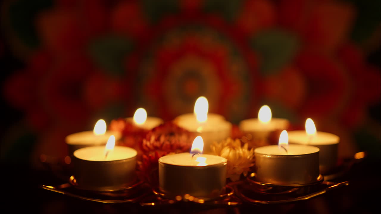 Candele lumino tremolanti con sfondo festivo sfocato